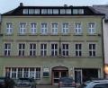 Bild: Monika Ziegeler
An das Hotel Goldener Löwe erinnert nur noch eine kleine Namenstafel über dem alten Infokasten der Stadtverwaltung. Das Gebäude soll nun saniert werden.
