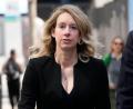 Bild: Jeff Chiu/AP
Die Filmemacher haben die ehemalige Theranos-Chefin in dem Monat vor Antritt ihrer Haftstrafe begleitet. (Archivbild)