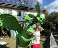 Bild: Wolfgang Fleischer
Zu den neuen Attraktionen im Halloween-Garten der Familie Fleischer in Mitterteich gehört ein großer Drache. Im Zuge der Aufbauarbeiten posierte Uschi Fleischer für das Foto mit schreckverzerrtem Gesicht.