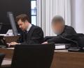 Bild: Karl-Josef Hildenbrand/dpa
Der Angeklagte sitzt zwischen seinen beiden Rechtsanwälten im Gerichtssaal.