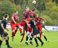 Bild: Hubert Ziegler
Höchste Gefahr im Ensdorfer Strafraum nach einer Ecke für den SV Schmidmühlen, dessen zweifacher Torschütze Adrian Robinson (3.v.r.) am höchsten springt.