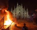 Bild: Stefano Porta/LaPresse/AP/dpa
Vor dem Mailänder Dom brannte am Samstagabend ein Feuer.