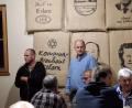 Bild: Karl Ziegler
Bürgermeister Thomas Kleber (stehend von rechts) und Kommunbrauer Felix Weinfurtner informierten die Braugemeinschaft über Aktuelles von der Kommunbrauerei in Eslarn.