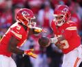 Bild: Charlie Riedel/AP/dpa
Walker (links) erzielte den ersten Touchdown für die Chiefs.