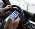 Bild: Karl-Josef Hildenbrand/dpa
Sorgt für Ablenkung beim Fahren und dadurch immer wieder für Unfälle: das Smartphone am Steuer. (Illustration)