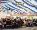 Bild: Wolfgang Houschka
Das Bierzelt bekam nach der Herbstdult Verlängerung. Drei Tage lang sorgten dort der Amberger Musikerstammtisch und Festwirt Reinhard Gschrey für eine Jubiläumsfeier, deren klanglicher Bogen sich vom "Mambahorn" über Schlager und Country bis hin zum Heavy-Metal-Rock spannte.