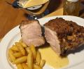 Bild: Michael Schiffer 
Der Schinkenbraten bekommt eine köstliche Kruste mit Zimt. Dazu gibt es Holundersoße und Schupfnudeln.