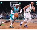 Bild: Charles Krupa/AP/dpa
Die Hornets sind Schröders zwölfter NBA-Club. (Archivbild)