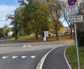 Bild: Julia Fienz
In drei Straßen in Neustadt wurde "Rechts vor Links" eingeführt – auch hier in der Georgstraße gilt nun die neue Vorfahrtsregelung. Markierungen am Asphalt und ein Schild weisen darauf hin.