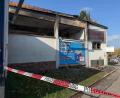Bild: Petra Hartl
Zerschellte Glasfenster, schwarze Rußspuren an der weißen Gebäudefassade und ein verbogenes Metalldach – Eine Autowerkstatt stand am Dienstagmorgen in Amberg in Flammen.