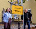 Bild: Marcus Rebmann
Die neue Leiterin des Luftmuseums, Felicitas Hölzl und Wilhelm Koch, auf dessen Initiative hin die Einrichtung 2006 gegründet wurde, vor dem Eingangsbereich der Einrichtung.