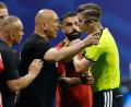 Bild: Erik S. Lesser/AP/dpa
Hossam Hassan (M) war nach dem Achtelfinal-Aus in Rage. (Archivbild)