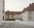Grafik:  Architekten Brückner &amp; Brückner 
Die Visualisierung zeigt die Ostseite des geplanten Wissenschaftszentrums zwischen Klosterkirche und Klostergasthof.