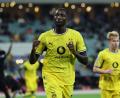 Bild: Uncredited/AP/dpa
Serhou Guirassy bejubelt das frühe Führungstor des BVB.