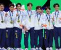 Bild: Francisco Seco/AP/dpa
Die japanischen Turner haben bei der WM die Goldmedaille in der Mannschaftswertung gewonnen.