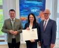 Bild: Regierung der Oberpfalz
Regierungspräsident Walter Jonas und Landrat Thomas Ebeling gratulierten Staatssekretärin Martina Englhardt-Kopf zum Erhalt der kommunalen Dankurkunde.
