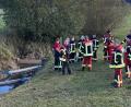 Bild: Gerhard Domaier 
Einsatzkräfte der Feuerwehr Winklarn bauen während der groß angelegten MERO-Ölschadensübung eine Ölsperre ein.