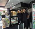 Bild: Lowak
Josef Cakmak (rechts) mit Mitarbeiter Dalel in seinen neuen Döner-Imbiss "E Semi" in Floß.