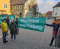 Bild: wüw
Protest vor der Versammlung der Regionalen Planungsausschusses': Mehrere Bürgerinitiativen drückten am Dienstag ihre Ablehnung gegenüber des Windkraftausbaus vor dem Landratsamt in Neustadt/WN aus.