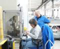 Bild: Zimmermann
Sieglinge Mutzbauer (Mitarbeiterin der Jura-Werkstätten, sitzend) nahm einen Tag lang den Platz von Siemens-Mitarbeiterin Ingrid Felser ein.