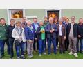 Bild: mab
Vereinsabordnungen, Freunde, Bürgermeister Peter Neumeier sowie die Familie ließen Jubilar Hans Forster (vorne Mitte), bekannt als "Forster Stutz", zu seinem 85. Geburtstag hochleben.