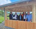 Bild: Jutta Grosser
Treffen am neuen Pavillon in Rackenthal: Bürgermeister Reinhard Kreuzer, ILE-Manager Christian Karl, 3. Bürgermeister Josef Fleißer, Bauhofchef Florian Ring und 2. Bürgermeister Gerhard Maier sowie Projektbegleiter Hans Fischer (von links).