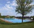 Bild: Stadt Vilseck
Die zugesagte Fördersumme von 2.635.200 Euro zur Sanierung kommunaler Sportstätten wird für die Modernisierung des Höhenschwimmbads investiert. Im ersten Schritt sollen die gesamte Badtechnik und der Kleinkindbereich erneuert werden.