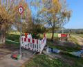 Bild: wüw
Am Hammerweg in Weiden – am Ende der Johann-Sebastian-Bach-Straße – ist die Holzbrücke verschwunden. Mitten in der Natur stehen nun Baustellenabsperrungen und ein Verbotsschild für Fußgänger.