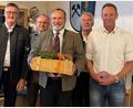 Bild: Bernhard Werner
Versammlung bei der Bemo: Die Vorstände Hans Prechtl, Herbert Werner (erster und zweiter von links), Christian Meyer (rechts) und Aufsichtsratsvorsitzender Arnold Kimmerl (zweiter von rechts) verabschieden Bürgermeister Frank Zeitler (Mitte) aus dem Aufsichtsrat.