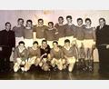 Archivbild: Georg Burkhard
Die Jugendmannschaft im Jahr 1965: (stehend, von links) Trainer Fritz Hergeth, Harald Schellenberger, Richard Thaller, Peter Daniel, Sepp Braun, Fritz Beier, Adolf Praschl, Sepp Meier, Kurt Wagner, Betreuer Fritz Beier sen. und (kniend von links) Peter Fiedler, Paul Neblich, Hans Hammer, Georg Stör und Georg Burkhard.