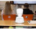 Symbolbild: Roland Wellenhoefer
Augen, Ohren und Stimme im Klassenzimmer: Ein Lern-Avatar steht auf einer Schulbank. Das Gerät ermöglicht erkrankten Kindern, von zu Hause oder aus dem Krankenhaus am Unterricht teilzunehmen.