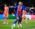 Bild: Teresa Suarez/AP/dpa
Bis auf den Fan-Aufreger ein großer Fußball-Abend: Lucas Hernández feiert sein Tor.