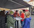 Bild: tgf
"Redaktion on Tour" von Oberpfalz-Medien auf dem Amberger Marktplatz: Reporter im Gespräch mit Lesern der Amberger Zeitung und Onetz.
