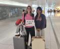 Bild: Ollig/privat
Sarah (links) empfängt Maya am Flughafen in München – natürlich mit einem Schild auf Japanisch.
