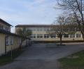 Bild: Ernst Frischholz
Grundschule Püchersreuth (hintern) mit der Turnhalle (links). Ihr gegenüber soll parallel zum TSV-Sportplatz das Gebäude für die Ganztagsbetreuung errichtet werden. Durch diese Dreiseitformation würde ein Innenhof entstehen.