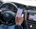 Bild: Jan Woitas/dpa
Die mit der Digitaltechnik im Auto einhergehende Ablenkung erhöht nach Analyse der Allianz das Unfallrisiko ganz erheblich. (Symbolbild)