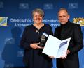 Bild: Astrid Schmidhuber
Umweltminister Thorsten Glauber händigt Mariele Junak, Vorsitzende des Tierschutzvereins Weiden und Umgebung, den Bayerischen Tierschutzpreis aus.