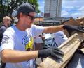 Bild: Jens Marx/dpa
Sebastian Vettel packt auch selbst mit an. (Archivbild)