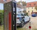 Bild: Petra Hartl
In Rosenberg sind Ladesäulen noch rar gestreut. Am Parkplatz in der Hauptstraße können E-Autos geladen werden.