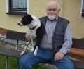 Bild: Josef Rosner
Vladislav Migula hat es sich mit seiner Hündin "Sissi" auf der Gartenbank gemütlich gemacht. Am Samstag feiert er seinen 80. Geburtstag.