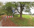 Bild: Gertraud Portner
Der Bayerisch-Böhmische Freundschaftsweg verläuft zwischen Lind (im Hintergrund) und Schneeberg fast parallel zur Staatsstraße 2160 (rechts). In einem Waldstück bei Herzoghof wurde eine 19-jährige Joggerin von einem bisher unbekannten Mann angegriffen.