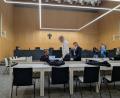 Bild: wüw
Vor Beginn der Verhandlung sucht der Angeklagte Blickkontakt zu seiner Familie, die wie an fast allen Verhandlungstagen auf den Zuschauerplätzen das Verfahren verfolgten.