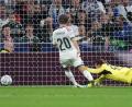 Bild: Bernat Armangue/AP/dpa
Bernardo Silva von Real Madrid (l) erzielt das erste Tor für seine Mannschaft gegen RB Leipzig.