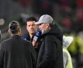 Bild: Sven Hoppe/dpa
Bundestrainer Jürgen Klopp (r) rätselt im Halbzeit-Talk bei DAZN über Bayerns Defensiv-Taktik.