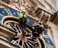 Bild: Jordan Pettitt/PA Wire/dpa
James Preston von JP Conservation und Sam Wilson, stellvertretender Bauleiter der Westminster Abbey, bei einer Begutachtung der Westtürme der Westminster Abbey im Zentrum von London.