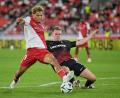 Bild: Philippe Magoni/AP/dpa
Pech für Matthias Ginter (r) und seine Kollegen: Paris Brunner trifft auch im Spiel gegen den SC Freiburg.
