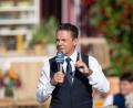 Bild: Silas Stein/dpa
Moderator Stefan Mross hat in einem geposteten Video aus dem Europa-Park in Rust eine mögliche Rückkehr seiner abgesetzten Schlagersendung „Immer wieder sonntags“ angedeutet. (Archivbild)