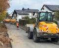 Bild: Holger Stiegler
Die Arbeiten am dritten Teilabschnitt der Fichtelgebirgsstraße (Bild) haben begonnen. Die Sanierungsmaßnahme erstreckt sich auf rund 120 Meter und soll bis Mitte November abgeschlossen sein. Ob dann unmittelbar in die Instandsetzung der Anzensteinstraße eingestiegen wird, ist noch unklar.