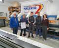 Bild: SHK-Innung Cham/Maria Spießl
Die SHK-Innung Cham gratulierte mit den Ausbildern Andreas und Reinhard Mauerer Michael Ring (Mitte) zu dessen besonderen Erfolgen beim Abschluss seiner Gesellenprüfung im Spenglerhandwerk.
