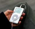 Bild: picture alliance / dpa
Mit 1.000 Songs auf einer Festplatte ließ der iPod ganze Musiksammlungen mitnehmen. (Archivbild)